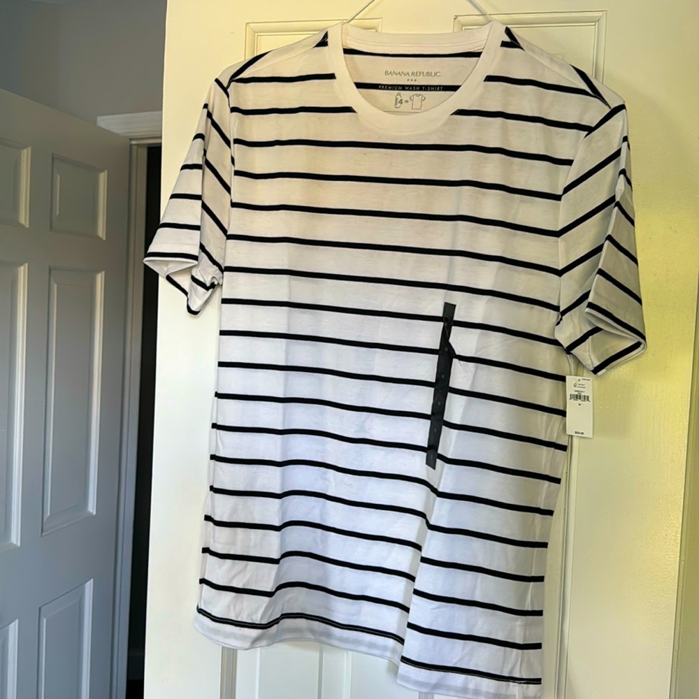 Never worn Banana republic tee